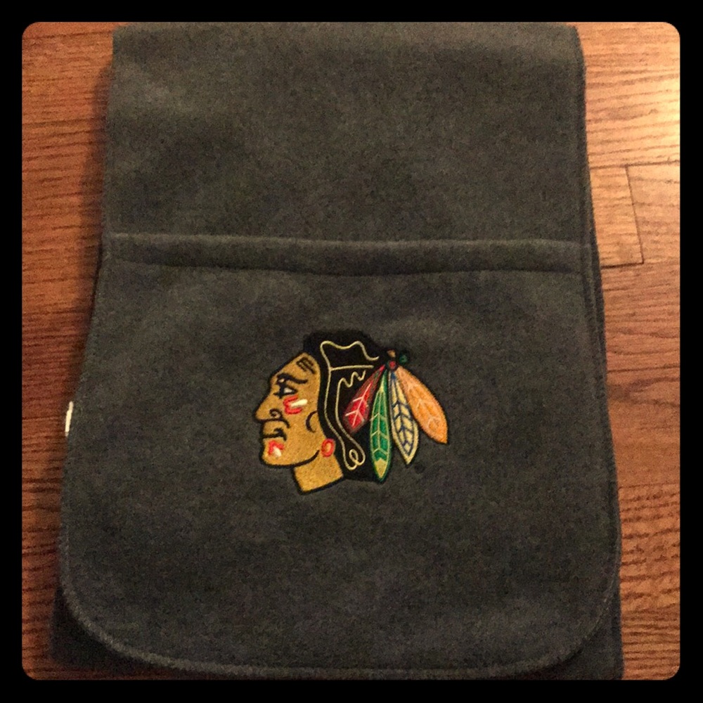 Blackhawks scarf (with hand pockets)